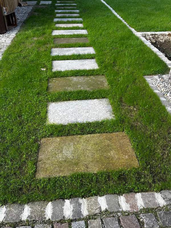Steinweg im Rasen