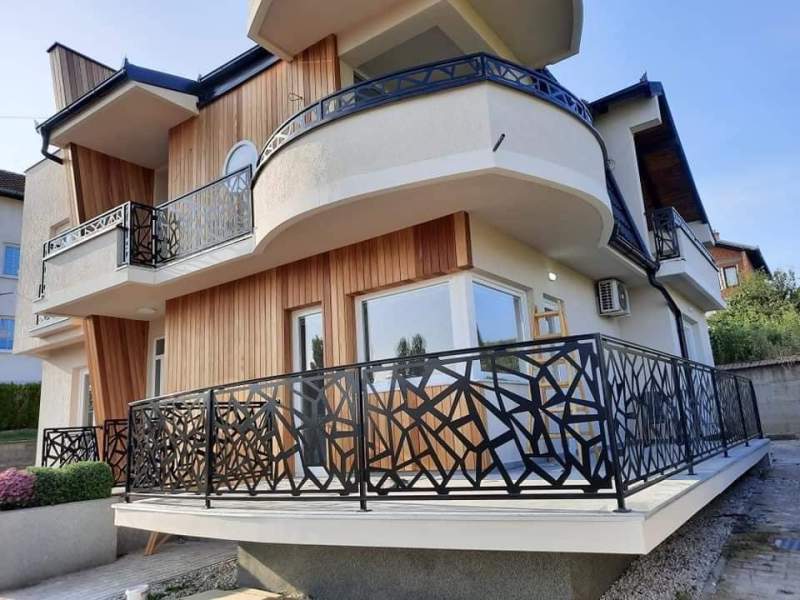 Balkon mit Metallgeländer